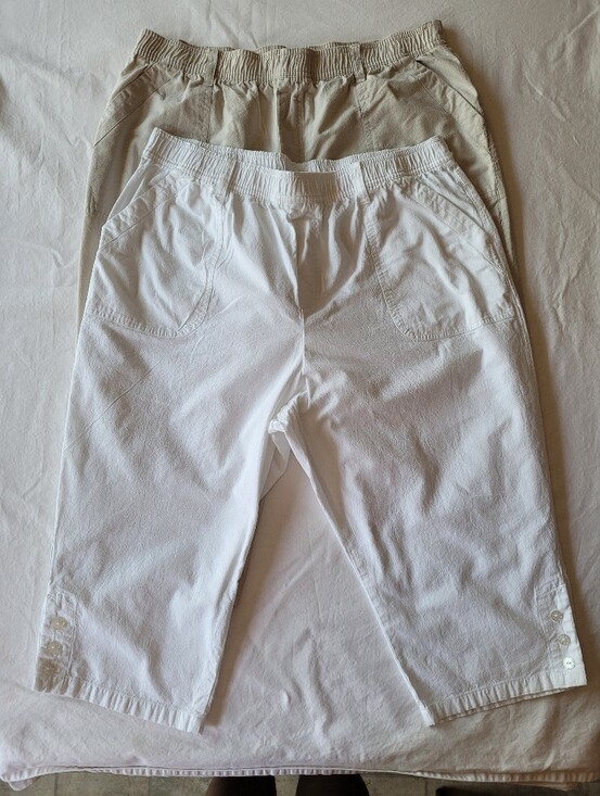 Gloria Vanderbilt Pants - Gloria Vanderbilt Pair of Elastic Waist Capri Pants in White and Khaki Size XL